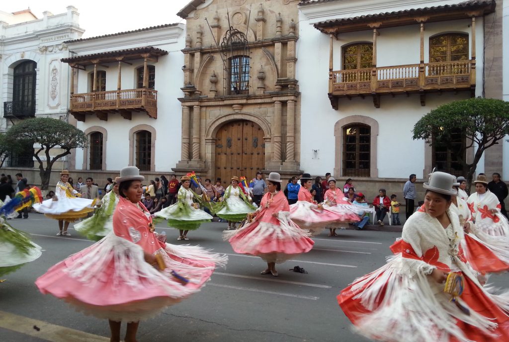 Backpacking Bolivia - Cholitas in Sucre Bolivia