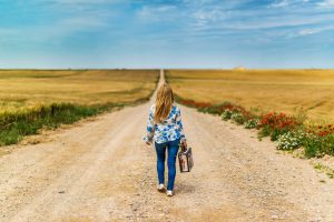 Solo female traveler with a suitcase - tips for women traveling alone
