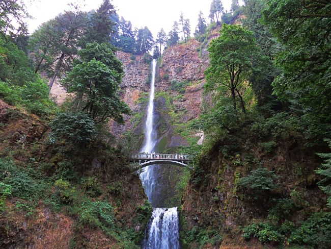 Multnomahfalls in Washington State, long thin waterfall with an arch bridge in front of it