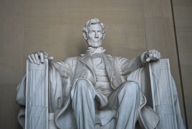 The Lincoln Memorial - Washington DC for Free - Marble statue of President Lincoln sitting on a chair