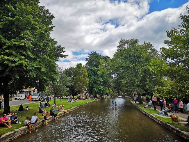 Visitors Flock to the Riverside to Enjoy the Sunshine