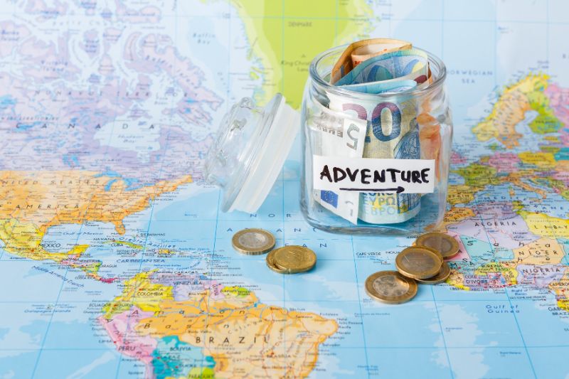 Jarra de dinero para aventuras en un mapa del mundo - Worldpackers vale definitivamente la pena