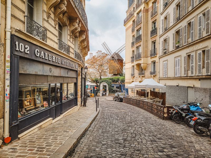 Rue Lepic in Montmartre Paris - Top Travel Tips for Paris